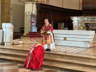 Celebrata dal cardinale Bassetti la Passione del Signore del Venerdì Santo