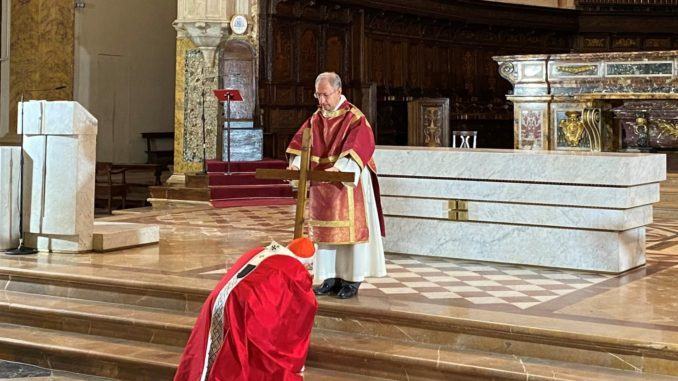 Celebrata dal cardinale Bassetti la Passione del Signore del Venerdì Santo