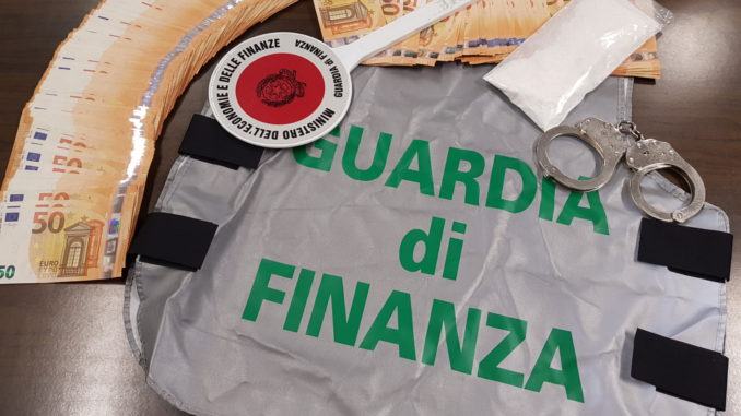Spacciatore arriva in taxi in centro storico a Perugia, aveva cocaina per 10 mila euro, arrestato