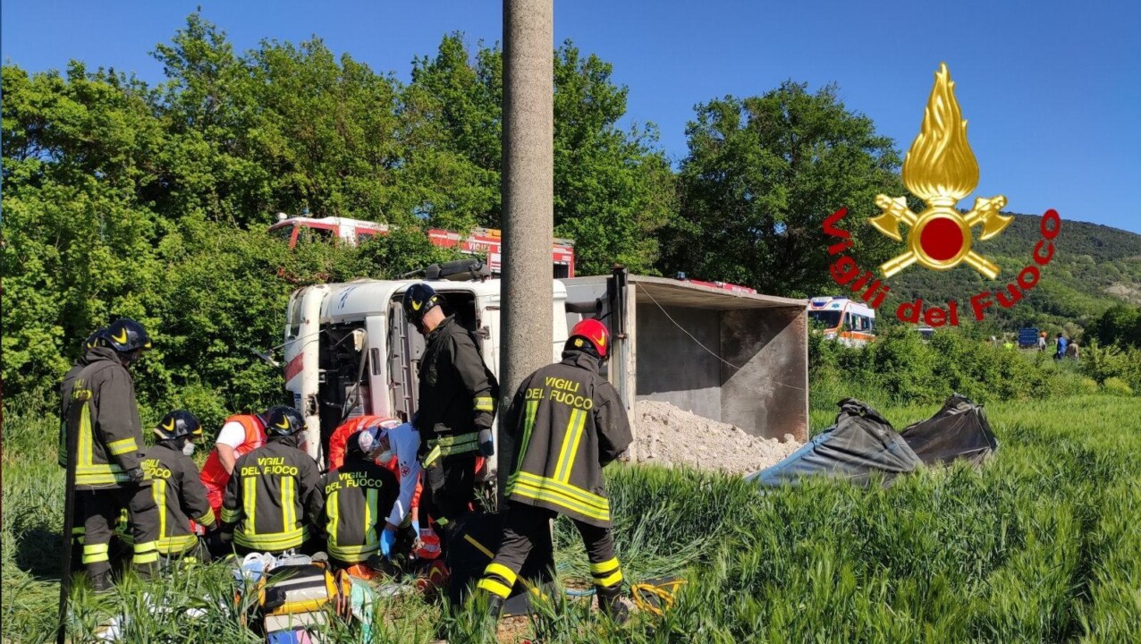 Incidente sulla strada del Pantano, carambola di mezzi, tre feriti uno grave