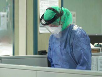 Covid: operatori sanitari allo stremo, turni massacranti e minacce da no vax. "Non c'è tregua per gli operatori sanitari"