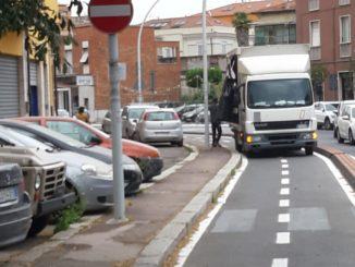 Pista ciclabile Lungonera a Terni, deturpata, ci parcheggiano anche camion