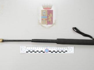 Gira in auto con manganello telescopico, inseguito e bloccato e denunciato