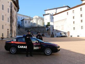 Maltratta moglie da anni e cerca di sfregiarla, arrestano il marito