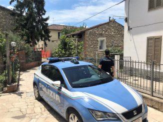 Lancia sassi dalla finestra e si barrica in casa con un’accetta, fermata