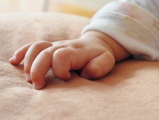 Bimbo di un anno ingerisce la droga del padre, era incustodita nel salotto di casa