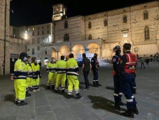 Movida, assembramenti in centro a Perugia, lite davanti al duomo, multa a bar