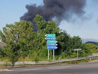 Incendio alla Biondi recuperi, le immagini dei nostri lettori