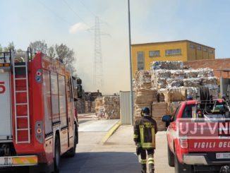 Incendio alla cartiera di Trevi, a fuoco la carta da macero