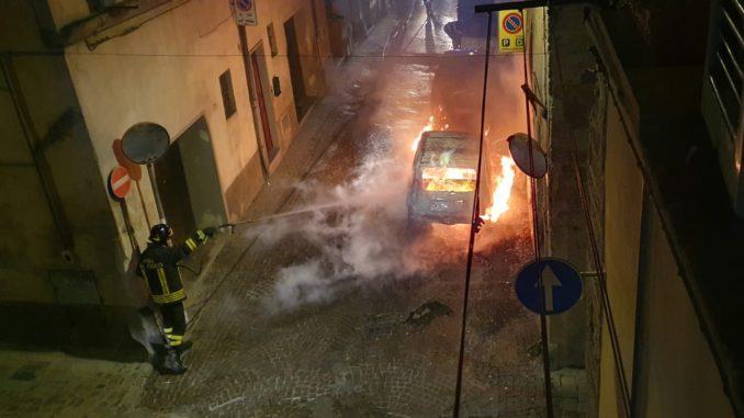 Incendio nella notte in via dei Casceri a Città di Castello