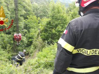 Incidente mortale, cade con l'auto nella scarpata, muore a 77 anni