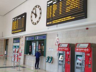 Si masturba all'interno della sala d'attesa della stazione di Foligno