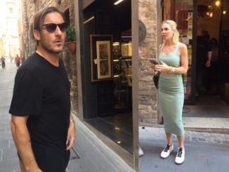 Francesco Totti e Ilary Blasi a Spello, come normali turisti