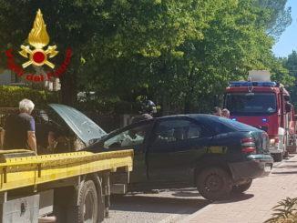 Incidente con ferito lieve a Mantignana, auto si ribalta, codice verde