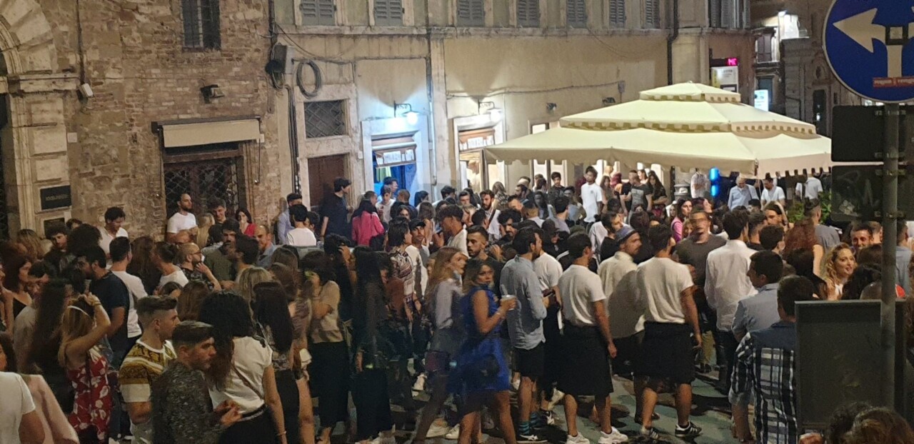 Alcol venduto in orari non consentiti, settemila euro di multa a due attività
