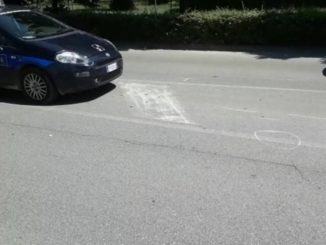 Auto investe mamma e passeggino con fratellini piccoli