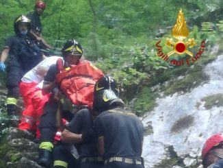 Investita dalla caduta di alcuni massi, ferita sul Monte Cucco