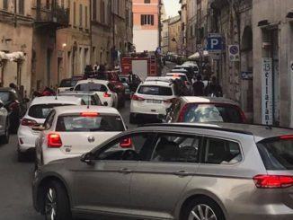 Sosta selvaggia a Perugia, camion pompieri bloccato, scattano multe