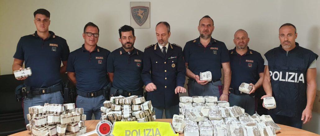 90 kg di hashish, valore 1 milione di euro, 2 arresti, operazione della Polstrada