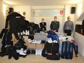 Finanza dona in beneficenza oltre 1.000 capi d’abbigliamento sequestrati