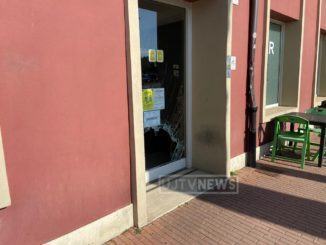 Furto al bar del Polo Giontella, rompono vetro con tombino