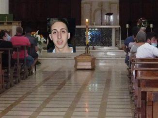 Celebrato a Spoleto il funerale di Filippo Limini, i vaporetti davanti la chiesa