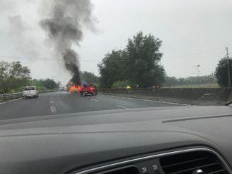 Incendio auto sulla E45, utilitaria completamente in fiamme