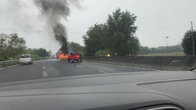 Incendio auto sulla E45, utilitaria completamente in fiamme