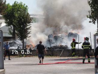 Incendio a Sant'Andrea, a fuoco officina meccanica in via Sandro Penna