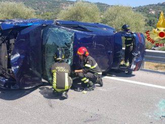 Scontro tra due auto su raccordo a Passignano, tre feriti