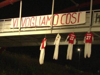 Manichini appesi a un cavalcavia dopo retrocessione del Perugia