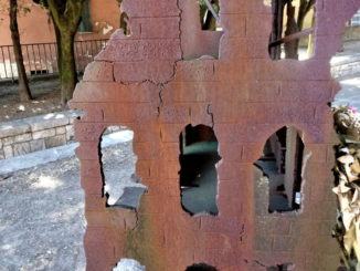 Il monumento di Vittorio Pecchioli a piazza Grimana e' simbolo di pace