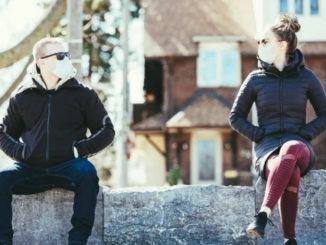 Dobbiamo ancora mantenere il distanziamento, portare le mascherine