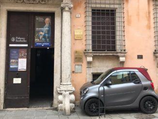 Perugia sosta selvaggia, se l'auto ci entra il parcheggio è consentito, facile no?