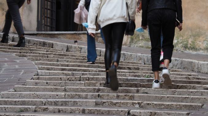 Processo a Perugia per molestie a minore in negozio etnico