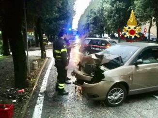 Incidente stradale a Gubbio, fa tutto da solo e si schianta su un albero