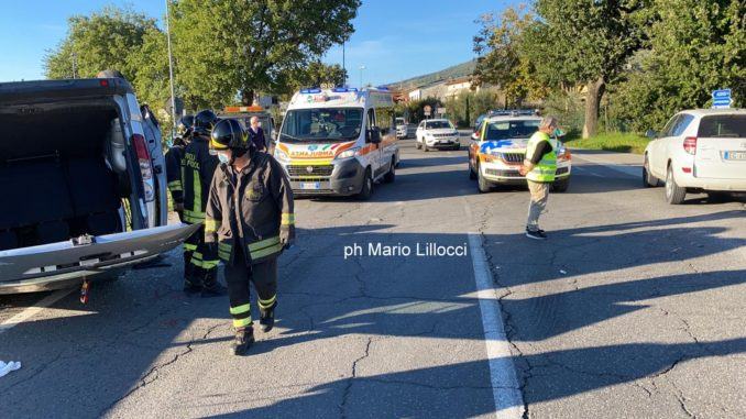 Incidente a Capodacqua di Assisi, scontro tra due auto, una si ribalta