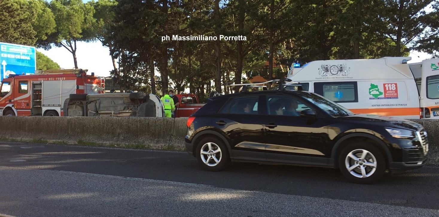 Incidente, violento scontro tra due auto sulla E45 a Ponte San Giovanni, un ferito