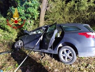 Auto si schianta su un albero e resta in bilico a due metri di altezza