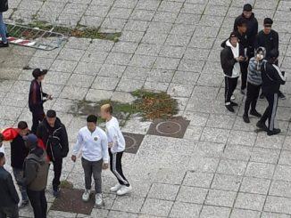 Ponte San Giovanni rigorosamente senza mascherina, la movida dei ragazzini