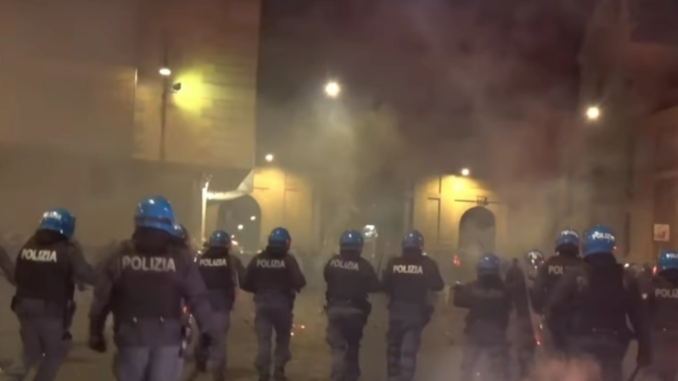 Covid scontri a corteo anti-coprifuoco a Roma, almeno dieci i fermati