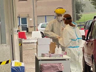 Sanitari e cittadini sotto la pioggia per i tamponi covid-19, così non va bene per niente 