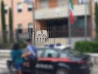 Straniera fuori di testa aggredisce e ferisce carabinieri, solo denuncia per lei