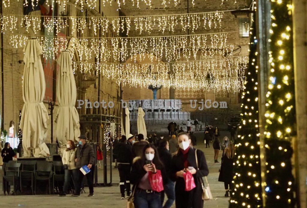 Il Natale con il Covid, accese a Perugia le luci della "speranza"