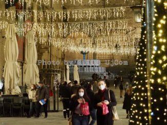 Il Natale con il Covid, accese a Perugia le luci della "speranza"