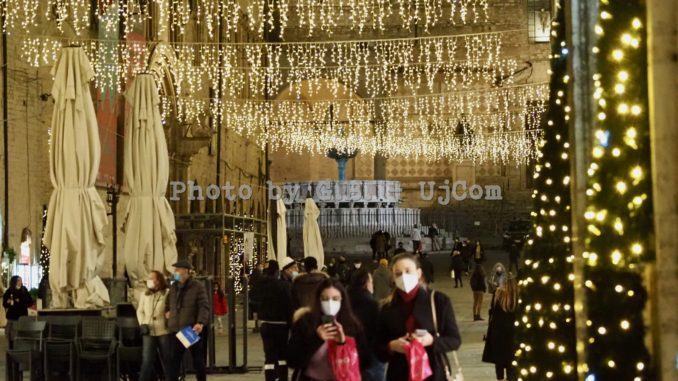 Il Natale con il Covid, accese a Perugia le luci della "speranza"