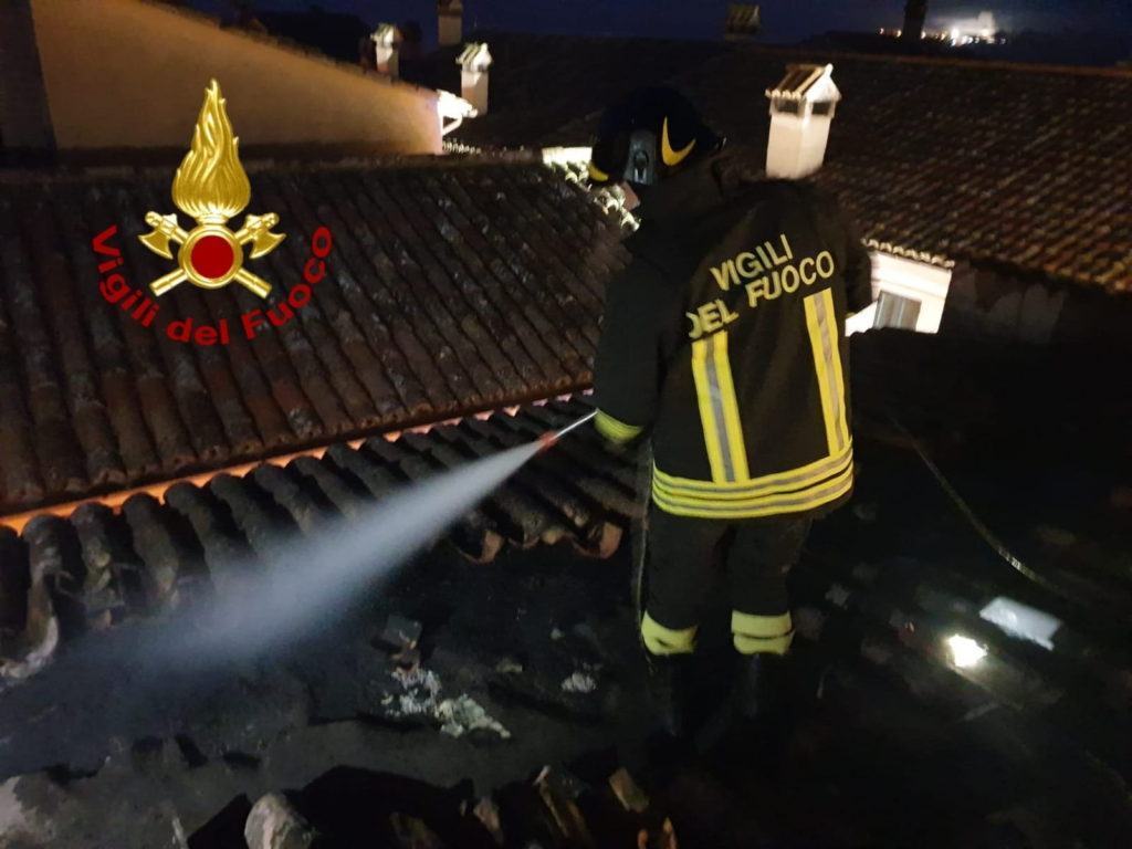 Incendio all'alba a Massa Martana, in fiamme un tetto causa canna fumaria