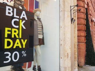 Black friday, i commercianti che resistono, sconti fino a sabato