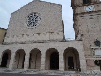 Entrano con la bicicletta in chiesa a Bastia umbra e si mettono a gridare