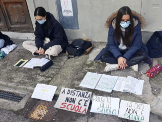 Lezione all’aperto di un gruppo di studenti perugini